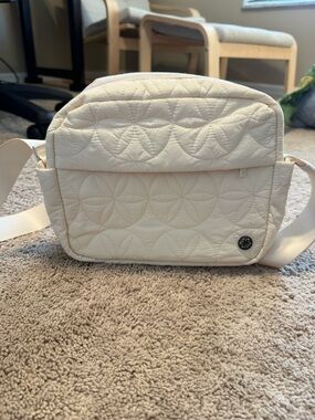 NWOT Gaiam creme crossbody bag